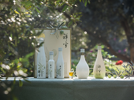 祥宇特級(jí)初榨橄欖油，純手工采摘、精選優(yōu)質(zhì)油橄欖鮮果，用意大利貝亞雷斯全自動(dòng)設(shè)備物理冷榨工藝，在鮮果采摘后8小時(shí)內(nèi)限時(shí)鮮榨而成。