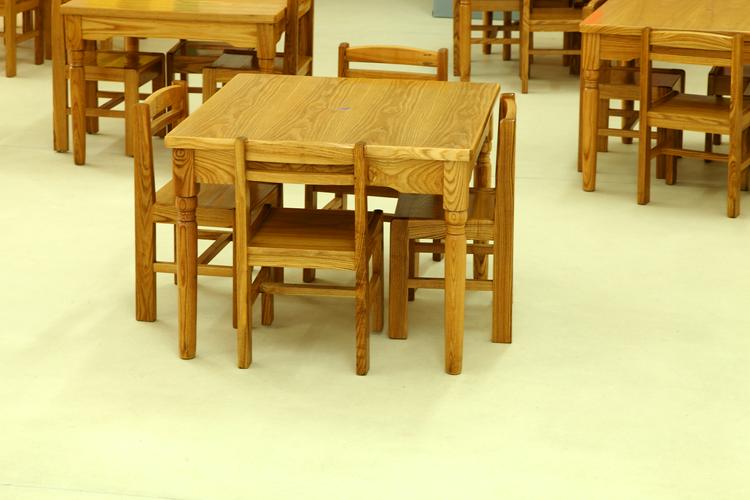 孩之宝的儿童地板全是以新式地面建筑装饰材料聚乙烯为原料生产加工